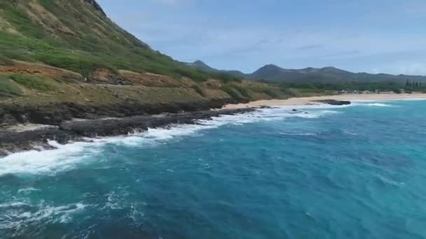 ハワイ州オアフ島のロッキー崖の空中 — ストック動画