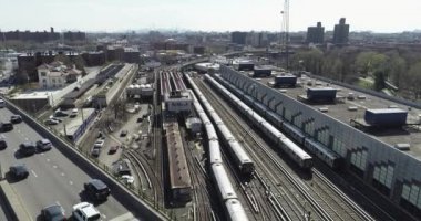 Bronx, New York 'taki Aerial of Subway Line
