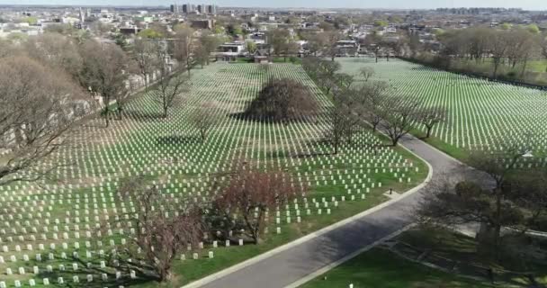 ニューヨーク州ブロンクスの墓地の空中 — ストック動画