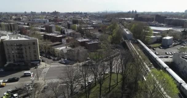 纽约市布朗克斯街坊和地铁的空中特写 — 图库视频影像