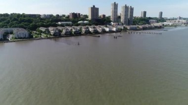 Nehir Yolu üzerindeki Port Imperial Aerial NJ Hudson County, Bergen County (2016)