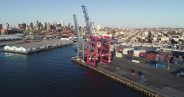 Williamsburg Havalimanı, Brooklyn, New York 'ta bir mahalle. Son yıllarda daha rafine olmasına rağmen Williamsburg 'da hala bir hipster var. Tren İstasyonu, Metro. Brooklyn Mahalleleri, Şehir