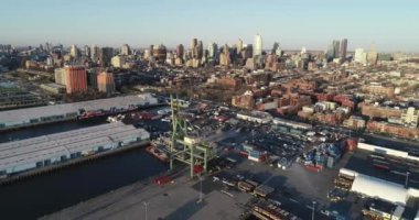 Williamsburg Havalimanı, Brooklyn, New York 'ta bir mahalle. Son yıllarda daha rafine olmasına rağmen Williamsburg 'da hala bir hipster var. Tren İstasyonu, Metro. Brooklyn Mahalleleri, Şehir