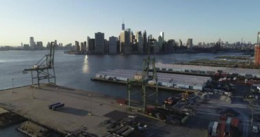Williamsburg Havalimanı, Brooklyn, New York 'ta bir mahalle. Son yıllarda daha rafine olmasına rağmen Williamsburg 'da hala bir hipster var. Tren İstasyonu, Metro. Brooklyn Mahalleleri, Şehir