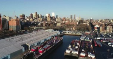 Williamsburg Havalimanı, Brooklyn, New York 'ta bir mahalle. Son yıllarda daha rafine olmasına rağmen Williamsburg 'da hala bir hipster var. Tren İstasyonu, Metro. Brooklyn Mahalleleri, Şehir