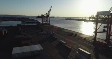 Williamsburg Havalimanı, Brooklyn, New York 'ta bir mahalle. Son yıllarda daha rafine olmasına rağmen Williamsburg 'da hala bir hipster var. Tren İstasyonu, Metro. Brooklyn Mahalleleri, Şehir