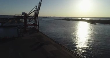 Williamsburg Havalimanı, Brooklyn, New York 'ta bir mahalle. Son yıllarda daha rafine olmasına rağmen Williamsburg 'da hala bir hipster var. Tren İstasyonu, Metro. Brooklyn Mahalleleri, Şehir