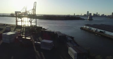 Williamsburg Havalimanı, Brooklyn, New York 'ta bir mahalle. Son yıllarda daha rafine olmasına rağmen Williamsburg 'da hala bir hipster var. Tren İstasyonu, Metro. Brooklyn Mahalleleri, Şehir