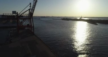 Williamsburg Havalimanı, Brooklyn, New York 'ta bir mahalle. Son yıllarda daha rafine olmasına rağmen Williamsburg 'da hala bir hipster var. Tren İstasyonu, Metro. Brooklyn Mahalleleri, Şehir