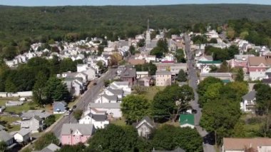 Jim Thorpe, Pensilvanya 'nın doğusunda bir kasabadır. Mauch Chunk Müzesi ve Kültür Merkezi kömür madenciliği tarihi, Gorge Scenic Demiryolu, dizel motorlarla çalışan asırlık koçlar yolcuları Lehigh Gorge State Park 'a götürüyor..