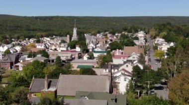 Jim Thorpe, Pensilvanya 'nın doğusunda bir kasabadır. Mauch Chunk Müzesi ve Kültür Merkezi kömür madenciliği tarihi, Gorge Scenic Demiryolu, dizel motorlarla çalışan asırlık koçlar yolcuları Lehigh Gorge State Park 'a götürüyor..