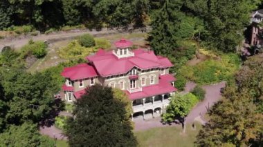 Jim Thorpe, Pensilvanya 'nın doğusunda bir kasabadır. Mauch Chunk Müzesi ve Kültür Merkezi kömür madenciliği tarihi, Gorge Scenic Demiryolu, dizel motorlarla çalışan asırlık koçlar yolcuları Lehigh Gorge State Park 'a götürüyor..