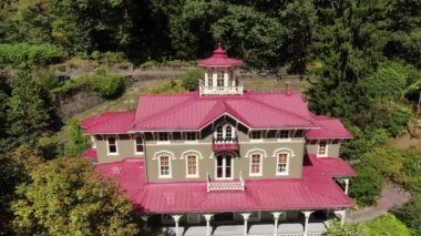 Jim Thorpe, Pensilvanya 'nın doğusunda bir kasabadır. Mauch Chunk Müzesi ve Kültür Merkezi kömür madenciliği tarihi, Gorge Scenic Demiryolu, dizel motorlarla çalışan asırlık koçlar yolcuları Lehigh Gorge State Park 'a götürüyor..