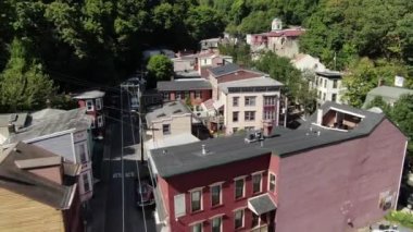 Jim Thorpe, Pensilvanya 'nın doğusunda bir kasabadır. Mauch Chunk Müzesi ve Kültür Merkezi kömür madenciliği tarihi, Gorge Scenic Demiryolu, dizel motorlarla çalışan asırlık koçlar yolcuları Lehigh Gorge State Park 'a götürüyor..