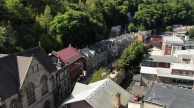 Jim Thorpe, Pensilvanya 'nın doğusunda bir kasabadır. Mauch Chunk Müzesi ve Kültür Merkezi kömür madenciliği tarihi, Gorge Scenic Demiryolu, dizel motorlarla çalışan asırlık koçlar yolcuları Lehigh Gorge State Park 'a götürüyor..