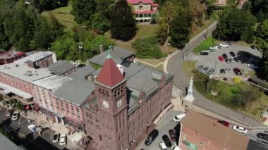 Jim Thorpe, Pensilvanya 'nın doğusunda bir kasabadır. Mauch Chunk Müzesi ve Kültür Merkezi kömür madenciliği tarihi, Gorge Scenic Demiryolu, dizel motorlarla çalışan asırlık koçlar yolcuları Lehigh Gorge State Park 'a götürüyor..