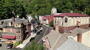 Jim Thorpe, Pensilvanya 'nın doğusunda bir kasabadır. Mauch Chunk Müzesi ve Kültür Merkezi kömür madenciliği tarihi, Gorge Scenic Demiryolu, dizel motorlarla çalışan asırlık koçlar yolcuları Lehigh Gorge State Park 'a götürüyor..