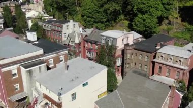 Jim Thorpe, Pensilvanya 'nın doğusunda bir kasabadır. Mauch Chunk Müzesi ve Kültür Merkezi kömür madenciliği tarihi, Gorge Scenic Demiryolu, dizel motorlarla çalışan asırlık koçlar yolcuları Lehigh Gorge State Park 'a götürüyor..