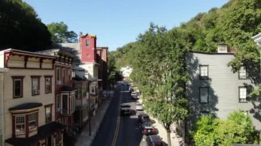 Jim Thorpe, Pensilvanya 'nın doğusunda bir kasabadır. Mauch Chunk Müzesi ve Kültür Merkezi kömür madenciliği tarihi, Gorge Scenic Demiryolu, dizel motorlarla çalışan asırlık koçlar yolcuları Lehigh Gorge State Park 'a götürüyor..
