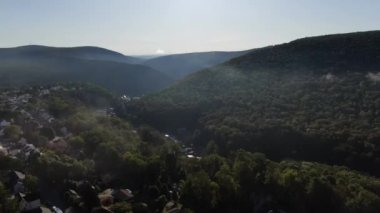 Jim Thorpe, Pensilvanya 'nın doğusunda bir kasabadır. Mauch Chunk Müzesi ve Kültür Merkezi kömür madenciliği tarihi, Gorge Scenic Demiryolu, dizel motorlarla çalışan asırlık koçlar yolcuları Lehigh Gorge State Park 'a götürüyor..