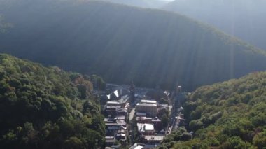 Jim Thorpe, Pensilvanya 'nın doğusunda bir kasabadır. Mauch Chunk Müzesi ve Kültür Merkezi kömür madenciliği tarihi, Gorge Scenic Demiryolu, dizel motorlarla çalışan asırlık koçlar yolcuları Lehigh Gorge State Park 'a götürüyor..