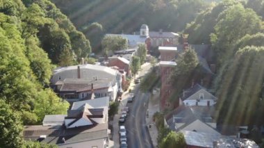 Jim Thorpe, Pensilvanya 'nın doğusunda bir kasabadır. Mauch Chunk Müzesi ve Kültür Merkezi kömür madenciliği tarihi, Gorge Scenic Demiryolu, dizel motorlarla çalışan asırlık koçlar yolcuları Lehigh Gorge State Park 'a götürüyor..