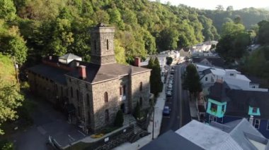 Jim Thorpe, Pensilvanya 'nın doğusunda bir kasabadır. Mauch Chunk Müzesi ve Kültür Merkezi kömür madenciliği tarihi, Gorge Scenic Demiryolu, dizel motorlarla çalışan asırlık koçlar yolcuları Lehigh Gorge State Park 'a götürüyor..
