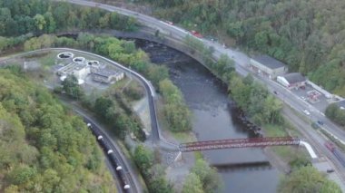 Jim Thorpe, Pensilvanya 'nın doğusunda bir kasabadır. Mauch Chunk Müzesi ve Kültür Merkezi kömür madenciliği tarihi, Gorge Scenic Demiryolu, dizel motorlarla çalışan asırlık koçlar yolcuları Lehigh Gorge State Park 'a götürüyor..