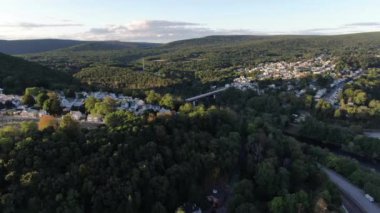 Jim Thorpe, Pensilvanya 'nın doğusunda bir kasabadır. Mauch Chunk Müzesi ve Kültür Merkezi kömür madenciliği tarihi, Gorge Scenic Demiryolu, dizel motorlarla çalışan asırlık koçlar yolcuları Lehigh Gorge State Park 'a götürüyor..