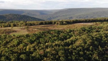 Jim Thorpe, Pensilvanya 'nın doğusunda bir kasabadır. Mauch Chunk Müzesi ve Kültür Merkezi kömür madenciliği tarihi, Gorge Scenic Demiryolu, dizel motorlarla çalışan asırlık koçlar yolcuları Lehigh Gorge State Park 'a götürüyor..