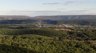 Jim Thorpe, Pensilvanya 'nın doğusunda bir kasabadır. Mauch Chunk Müzesi ve Kültür Merkezi kömür madenciliği tarihi, Gorge Scenic Demiryolu, dizel motorlarla çalışan asırlık koçlar yolcuları Lehigh Gorge State Park 'a götürüyor..