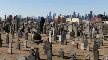 New York 'ta çeşitli bir dinlenme yeri olan Queens Mezarlığı, Calvary Mezarlığı, All Faiths Mezarlığı ve St. John Mezarlığı gibi birçok önemli mezarlıktan oluşur. Bu tarihi yerler zengin hikayeleri barındırır ve Queens 'in önemli simgeleridir. 