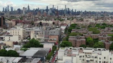 Williamsburg Havalimanı, Brooklyn, New York 'ta bir mahalle. Son yıllarda daha rafine olmasına rağmen Williamsburg 'da hala bir hipster var. Tren İstasyonu, Metro. Brooklyn Mahalleleri, Şehir