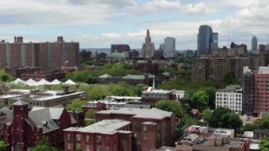 Williamsburg Havalimanı, Brooklyn, New York 'ta bir mahalle. Son yıllarda daha rafine olmasına rağmen Williamsburg 'da hala bir hipster var. Tren İstasyonu, Metro. Brooklyn Mahalleleri, Şehir