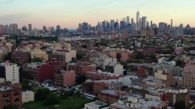 Brooklyn, New York 'ta canlı bir mahalle olan Bushwick, çeşitli semtleri ve semtleri ile karakterize edilir. Maria Hernandez Parkı ve Bushwick Kollektifi gibi ikonik bölgelerden Ridgewood gibi tarihi bölgelere kadar.