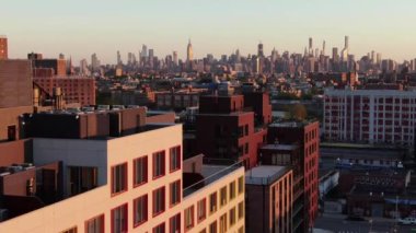 Brooklyn, New York 'ta canlı bir mahalle olan Bushwick, çeşitli semtleri ve semtleri ile karakterize edilir. Maria Hernandez Parkı ve Bushwick Kollektifi gibi ikonik bölgelerden Ridgewood gibi tarihi bölgelere kadar.