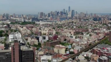 Brooklyn, New York 'ta canlı bir mahalle olan Bushwick, çeşitli semtleri ve semtleri ile karakterize edilir. Maria Hernandez Parkı ve Bushwick Kollektifi gibi ikonik bölgelerden Ridgewood gibi tarihi bölgelere kadar.