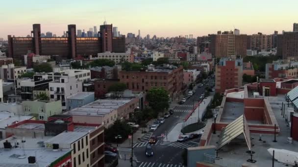 브루클린에 위치한 활기찬 지역인 부시윅은 다양한 랜드마크와 이웃이 특징입니다 마리아 — 비디오