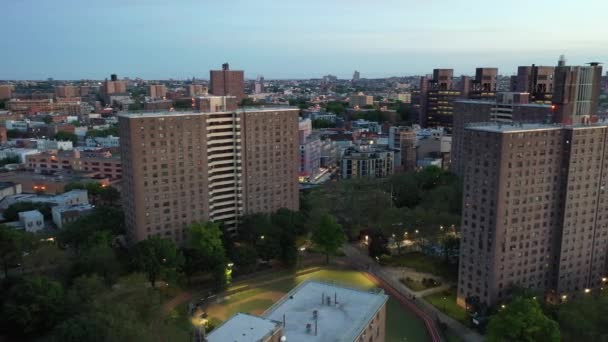 Бушвик Оживленный Район Бруклина Похвастаться Разнообразными Достопримечательностями Парка Марии Эрнандес — стоковое видео