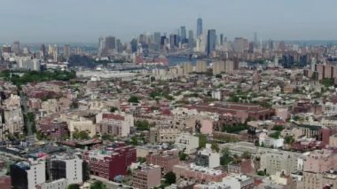 Brooklyn, New York 'ta canlı bir mahalle olan Bushwick, çeşitli semtleri ve semtleri ile karakterize edilir. Maria Hernandez Parkı ve Bushwick Kollektifi gibi ikonik bölgelerden Ridgewood gibi tarihi bölgelere kadar.