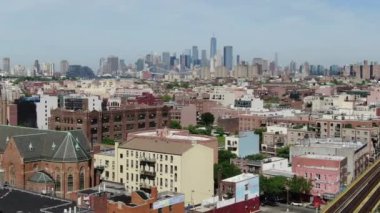 Brooklyn, New York 'ta canlı bir mahalle olan Bushwick, çeşitli semtleri ve semtleri ile karakterize edilir. Maria Hernandez Parkı ve Bushwick Kollektifi gibi ikonik bölgelerden Ridgewood gibi tarihi bölgelere kadar.