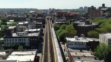 Brooklyn, New York 'ta canlı bir mahalle olan Bushwick, çeşitli semtleri ve semtleri ile karakterize edilir. Maria Hernandez Parkı ve Bushwick Kollektifi gibi ikonik bölgelerden Ridgewood gibi tarihi bölgelere kadar.