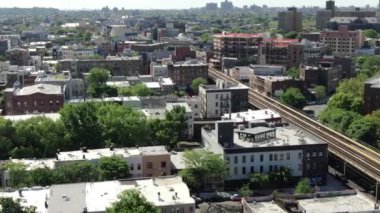 Brooklyn, New York 'ta canlı bir mahalle olan Bushwick, çeşitli semtleri ve semtleri ile karakterize edilir. Maria Hernandez Parkı ve Bushwick Kollektifi gibi ikonik bölgelerden Ridgewood gibi tarihi bölgelere kadar.