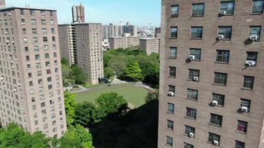 Brooklyn, New York 'ta canlı bir mahalle olan Bushwick, çeşitli semtleri ve semtleri ile karakterize edilir. Maria Hernandez Parkı ve Bushwick Kollektifi gibi ikonik bölgelerden Ridgewood gibi tarihi bölgelere kadar.