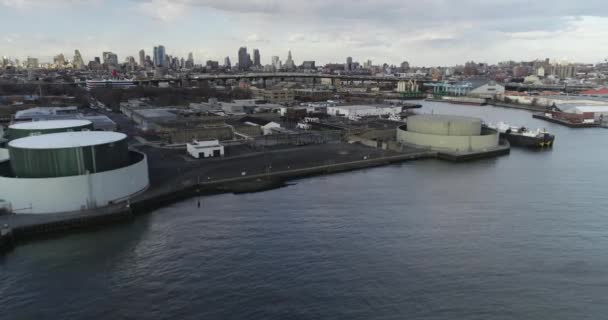 Flygfoto Nyc Skyline Från Red Hook Brooklyn — Stockvideo