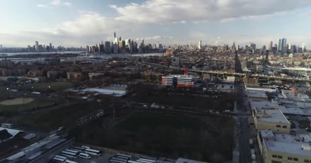 ブルックリンのレッドフックからのニューヨーク スカイラインの空中 — ストック動画