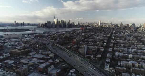 Flygfoto Nyc Skyline Från Red Hook Brooklyn — Stockvideo
