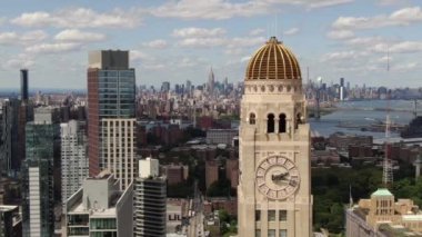 Williamsburg Havalimanı, Brooklyn, New York 'ta bir mahalle. Son yıllarda daha rafine olmasına rağmen Williamsburg 'da hala bir hipster var. Tren İstasyonu, Metro. Brooklyn Mahalleleri, Şehir