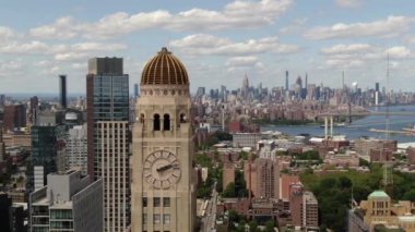 Williamsburg Havalimanı, Brooklyn, New York 'ta bir mahalle. Son yıllarda daha rafine olmasına rağmen Williamsburg 'da hala bir hipster var. Tren İstasyonu, Metro. Brooklyn Mahalleleri, Şehir