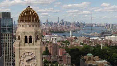 Williamsburg Havalimanı, Brooklyn, New York 'ta bir mahalle. Son yıllarda daha rafine olmasına rağmen Williamsburg 'da hala bir hipster var. Tren İstasyonu, Metro. Brooklyn Mahalleleri, Şehir